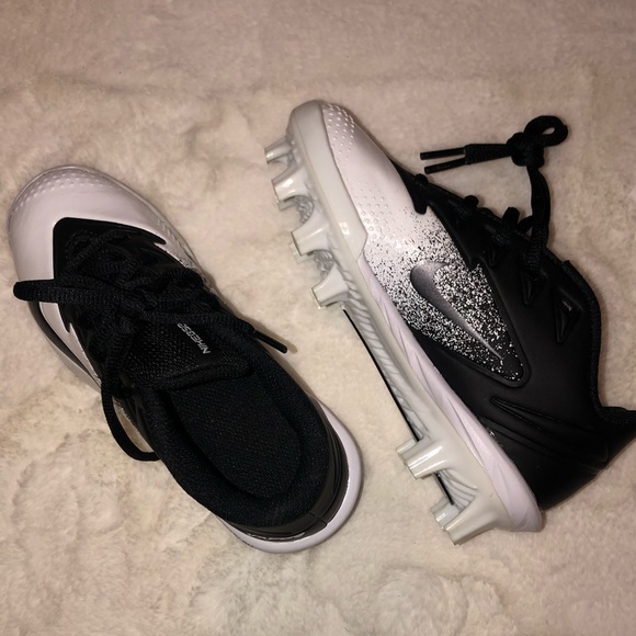 Brand new kids Nike soccer shoes - Picture 4 of 4